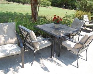 Patio Set- tale and chairs