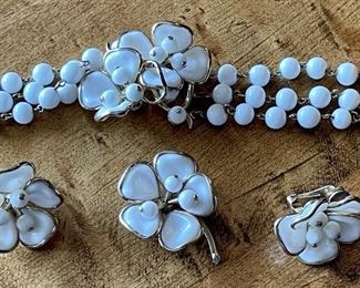 Vintage Trifari Bracelet, Earrings, And Pendant Set With White Plastic Flowers (as Is)