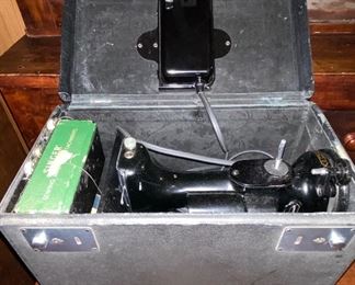 Singer Featherweight Sewing Machine in Case
