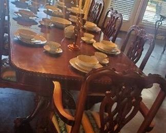 Beautiful Dining Room table and 8 chairs 