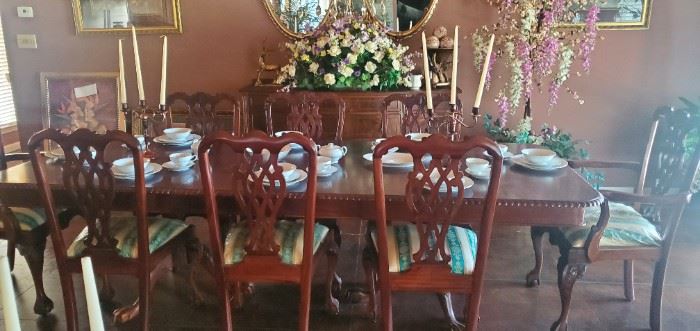 Beautiful Dining room table and 8 chairs 