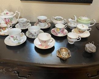 Assorted tea set (cups, saucers, teapots, etc.)
