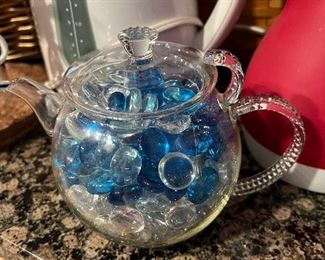 Glass kettle with beads