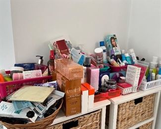 A small sampliong of cosmetics!!
