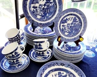 Blue Willow, dishes,  England , beautiful set, lots of pieces 
