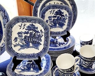 Blue Willow, dishes,  England , beautiful set, lots of pieces 