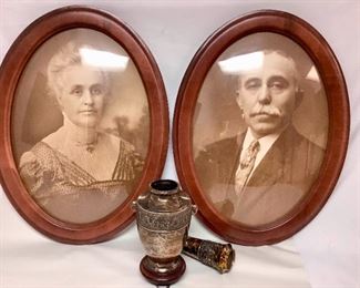 JAVA323 Portraits In Oval Wood With Bubble Glass Frames