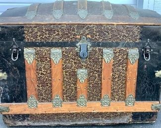 KAGE752 Antique Embossed Pattern Trunk