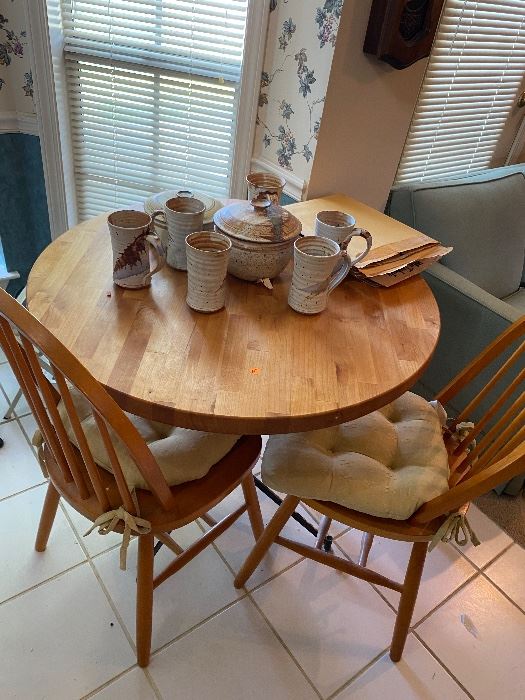 Small kitchen table with 2 chairs, Pottery mug set