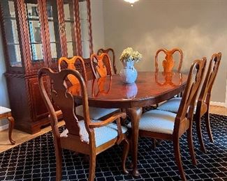 DINING ROOM TABLE W 6 CHAIRS AMD MATCHING CHINA CABINET 