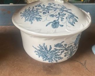 Chamber pot with lid
