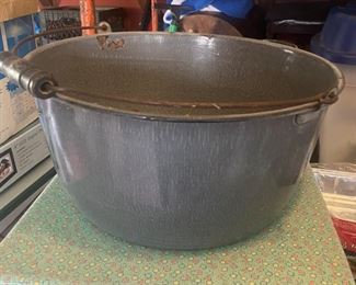 Enameled pot/bucket