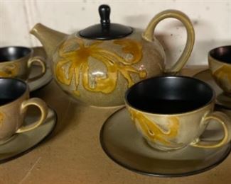 UNIQUE TEA POT with 4 cups & saucers