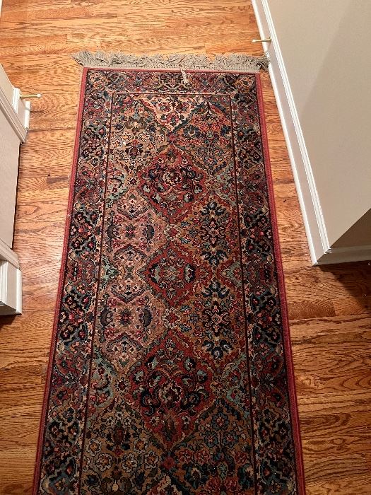 Beautiful entry rug.  Several sizes to match.