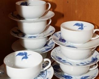 Williams Sonoma ormonde cups/saucers x 2 sets of 8