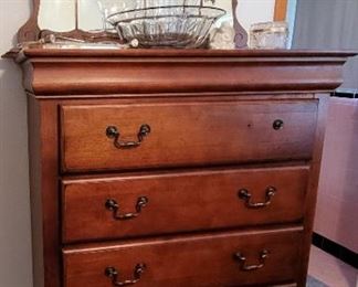 Wooden chest of drawers 
Vintage mirror