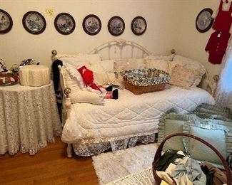 Day bed with second pull-out bed underneath 