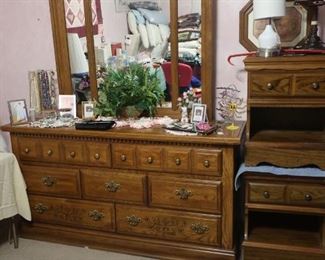 Nice chest of drawers, 2 end tables/night tables