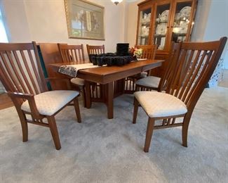 Very nice made in Canada
Canadel dining table 6 chairs 2 extra leaves with pads