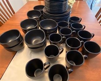 Home treads black Contemporary dish set