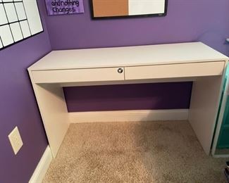 $100 - Modern Minimal 2 Drawer White Desk SS117-9 Description: Great for a very clean modern look. A great way to add a little workspace to any room.
Dimensions: 48 x 18 x 29.5
Condition: Particle Board
Location: Local pickup Darnestown, MD. Contact us for shipper suggestions.