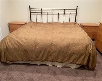 $200 - Modern Wrought Iron King Size Headboard Bed Frame SS117-18 Description: Whether your style is industrial, traditional or farmhouse, this classic black metal frame will elevate any home interior with its spindle headboard and rectangular profile.
Dimensions: 76 x 51H
Condition: Good condition
Location: Local pickup Darnestown, MD. Contact us for shipper suggestions.
