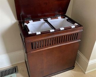 (interior) wood hamper