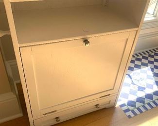 Pet food storage + dishes