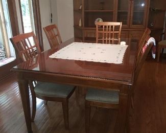 Dining table with 6 chairs and 2 leaves