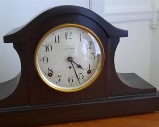 Wind up mantel clock