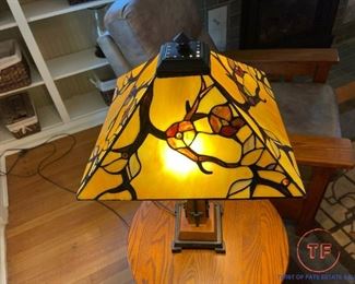 QUOIZEL Tiffany Style Stain Glass Table Lamp