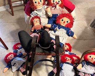 Lots of collectible Raggedy Ann and Andy dolls. Dating from 1950 to 1980.