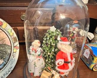 Mr and Mrs Claus diorama with cloche 