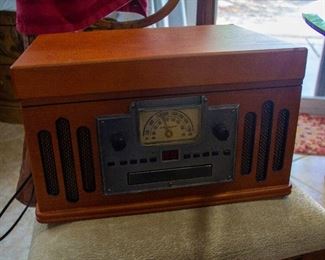 Radio/CD/vinyl record player