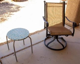 Outdoor lounge chair and table