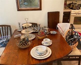 Vintage Farm House Double Drop Leaf Table with Leaves