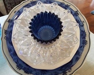 This us so cute. It sits slanted and all one piece.