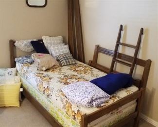 Bunk beds, only 1 of them have a mattress and boxspring