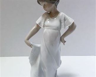 Lladro Nao How Pretty Figurine