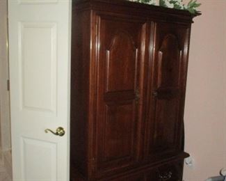 Bedroom linen press