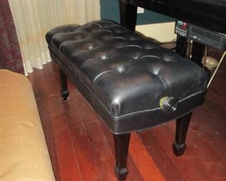 Adjustable piano bench