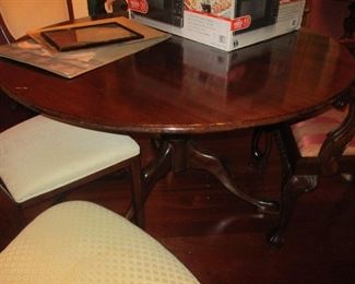 Superb Georgian style circular breakfast table on a tripod base