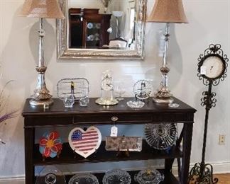 Lamps, mirror, decorative accessories, two tiered table