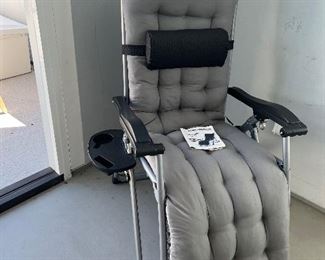 Zero gravity ergonomic lounge chair / recliner