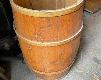 Wood wine barrel 
