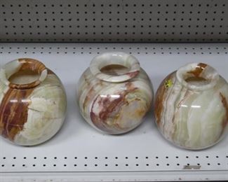 Small round vases, office gifts are a must