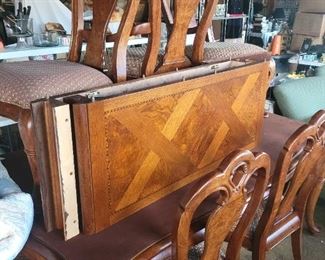 Thomasville british gentry burl 
Table and 8 chairs leaves and pads for table