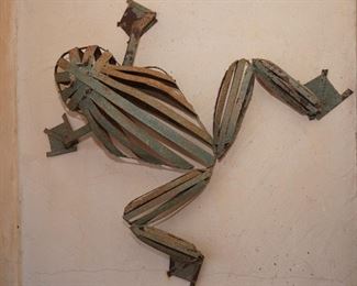 Wall mounted frog