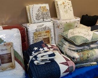 Several new quilt sets/comforters