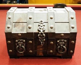 Tilso Rye And Scotch Decanters With Matching Shooters In Wood Storage Trunk, 6.5" x 9.5" x 7.5"